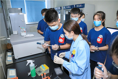 四川大学华西医院第二届优秀中学生科技夏令营成功举办，点燃青少年医学创新梦想